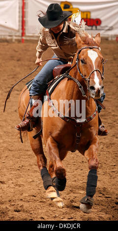 Feb 09, 2007 - San Antonio, TX, Stati Uniti d'America - DOREEN WINTERMUTE, da Stuart ,FL , compete in Barrel racing event venerdì 9 febbraio, 2007 a 58th annuale di San Antonio Stock Show & Rodeo terrà la AT&T Center. Wintermute il momento era 15.12 secondi. (Credito Immagine: © Edward A. Ornelas/San Antonio Express-News/ZUMA Premere) Restrizioni: noi Tabloid Sales OUT! SAN ANTONIO e SEATTLE NEWS PAPER OU Foto Stock