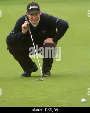 Feb 09, 2007 - Pebble Beach, CA, Stati Uniti d'America - JIM FURYK tenta di ottenere una lettura su di un delicato poco birdie putt al sesto foro al papavero colline presso la spiaggia di ciottoli National Pro-Am tenutasi a Pebble Beach il Venerdì, 9 febbraio 2007. Egli ha mancato il birdie putt ma reso par. Furyk finito il giorno a 12-sotto par e almeno una quota di piombo. (Credito Immagine: © Dan Honda/Contra Costa Times/ZUMA Pre Foto Stock