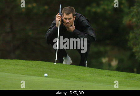 Feb 09, 2007 - Pebble Beach, CA, Stati Uniti d'America - New England Patriots quarterback Tom Brady legge il suo putt nel secondo foro in colline di papavero presso la spiaggia di ciottoli National Pro-Am tenutasi a Pebble Beach il Venerdì, 9 febbraio 2007. (Credito Immagine: © Dan Honda/Contra Costa Times/ZUMA Premere) Restrizioni: USA diritti tabloid fuori! Foto Stock