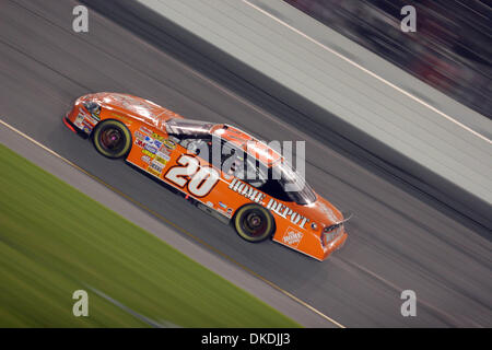 Feb 10, 2007 - Daytona Beach, FL, Stati Uniti d'America - NASCAR: Tony Stewart gare sul suo modo di vincere il 2007 Bud Shootout al Daytona International Speedway di Daytona Beach, Florida il sabato. (Credito Immagine: © Gregg Pachkowski/ZUMA Press) Foto Stock