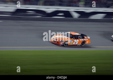 Feb 10, 2007 - Daytona Beach, FL, Stati Uniti d'America - NASCAR: Tony Stewart gare sul suo modo di vincere il 2007 Bud Shootout al Daytona International Speedway di Daytona Beach, Florida il sabato. (Credito Immagine: © Gregg Pachkowski/ZUMA Press) Foto Stock