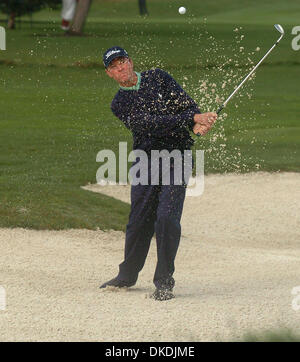 Feb 11, 2007 - Pebble Beach, CA, Stati Uniti d'America - DAVIS LOVE III hits al di fuori di un bunker sulla seconda buca a Pebble Beach durante il round finale dell'AT&T Pebble Beach National Pro-Am tenuti presso la spiaggia di ciottoli di Domenica, 11 febbraio 2007. Phil Mickelson ha vinto con un punteggio di 20-sotto il par. Amore III finito di legato per 4th. (Credito Immagine: © Dan Honda/Contra Costa Times/ZUMA Premere) Restrizioni: USA Tabl Foto Stock