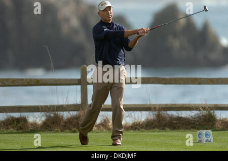 Feb 11, 2007 - Pebble Beach, CA, Stati Uniti d'America - COREY PAVIN colpisce il suo tee-shot sul diciottesimo foro a Pebble Beach durante il round finale dell'AT&T Pebble Beach National Pro-Am tenuti presso la spiaggia di ciottoli di Domenica, 11 febbraio 2007. Phil Mickelson ha vinto con un punteggio di 20-sotto il par. Pavin finito di legato per 6th. (Credito Immagine: © Dan Honda/Contra Costa Times/ZUMA Premere) Restrizioni: USA tabloid RIG Foto Stock