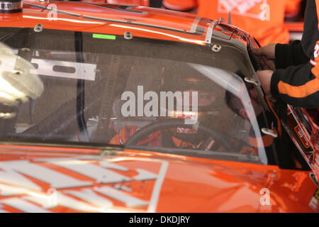 Feb 14, 2007 - Daytona Beach, FL, Stati Uniti d'America - NASCAR: Tony Stewart si prepara a tornare in pista durante la serie della tazza di Nextel sessione di pratica al Daytona International Speedway di Daytona Beach, Florida Mercoledì, 14 febbraio 2007. (Credito Immagine: © Gregg Pachkowski/ZUMA Press) Foto Stock