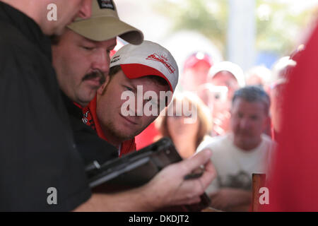 Feb 14, 2007 - Daytona Beach, FL, Stati Uniti d'America - NASCAR: Dale Earnhardt Jr colloqui con il suo equipaggio durante la serie della tazza di Nextel sessione di pratica al Daytona International Speedway di Daytona Beach, Florida Mercoledì, 14 febbraio 2007. (Credito Immagine: © Gregg Pachkowski/ZUMA Press) Foto Stock