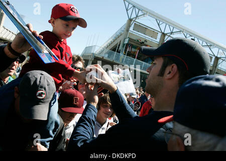 Feb 19, 2007 - Fort Myers, FL, Stati Uniti d'America - Minnesota Twins catcher JOE MAUER, 2006 American League batting champion, segni un baseball per ANDREW GLEASON, 3, sulla sommità degli spallamenti del padre Matt, al termine della formazione della molla assolcatore per brocche e catturatori lunedì a Lee County Sports Complex. Il Gleasons spostato a Fort Myers da San Paolo nel 2006 e rimanere gemelli fan.(credito mi Foto Stock