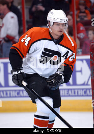 Feb 22, 2007 - Raleigh, NC, Stati Uniti d'America - NHL Hockey: Philadelphia Flyers (24) SAMI KAPANEN come Carolina Hurricanes Beat the Philadelphia Flyers in straordinari con un punteggio finale di 3-2 come hanno giocato la RBC Center situato in Raleigh. (Credito Immagine: © Jason Moore/ZUMA Press) Foto Stock