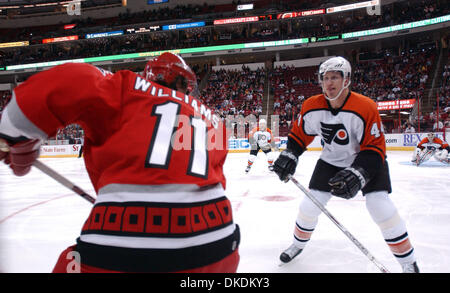 Feb 22, 2007 - Raleigh, NC, Stati Uniti d'America - NHL Hockey: Carolina Hurricanes (11) JUSTIN WILLIAMS in azione con i Philadelphia Flyers (44) JONI PITKANEN come Carolina Hurricanes Beat the Philadelphia Flyers in straordinari con un punteggio finale di 3-2 come hanno giocato la RBC Center situato in Raleigh. (Credito Immagine: © Jason Moore/ZUMA Press) Foto Stock