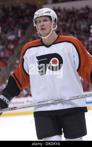 Feb 22, 2007 - Raleigh, NC, Stati Uniti d'America - NHL Hockey: Philadelphia Flyers (44) JONI PITKANEN come Carolina Hurricanes Beat the Philadelphia Flyers in straordinari con un punteggio finale di 3-2 come hanno giocato la RBC Center situato in Raleigh. (Credito Immagine: © Jason Moore/ZUMA Press) Foto Stock