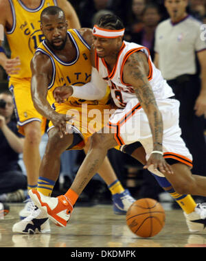 Mar 07, 2007 - Oakland, CA, Stati Uniti d'America - Denver Nuggets' Allen Iverson, destra, cerca di dribbling intorno al Golden State Warriors defender Baron Davis nel secondo trimestre, mercoledì 7 marzo 2007 a Oakland, in California. (Credito Immagine: © D. Ross Cameron/Oakland Tribune/ZUMA Premere) Restrizioni: USA diritti tabloid fuori! Foto Stock