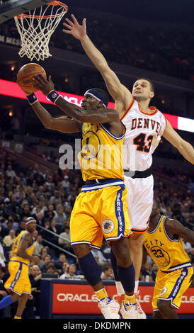 Mar 07, 2007 - Oakland, CA, Stati Uniti d'America - Golden State Warriors' STEPHEN JACKSON, sinistra, rigidi per il cerchio sotto Denver Nuggets defender LINAS KLEIZA nel secondo trimestre, mercoledì 7 marzo 2007 a Oakland, in California. (Credito Immagine: © D. Ross Cameron/Oakland Tribune/ZUMA Premere) Restrizioni: USA diritti tabloid fuori! Foto Stock