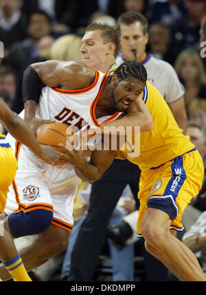 Mar 07, 2007 - Oakland, CA, Stati Uniti d'America - Denver Nuggets' Nene, a sinistra è imbrattata di Golden State Warriors' ANDRIS BIEDRINS come egli si muove verso il cestello nel primo trimestre, mercoledì 7 marzo 2007 a Oakland, in California. (Credito Immagine: © D. Ross Cameron/Oakland Tribune/ZUMA Premere) Restrizioni: USA diritti tabloid fuori! Foto Stock