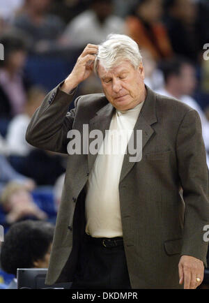 Mar 07, 2007 - Oakland, CA, Stati Uniti d'America - Golden State Warriors coach DON NELSON graffi la sua testa come egli guarda il suo team cadono dietro da 10 a Denver Nuggets nel secondo trimestre, mercoledì 7 marzo 2007 a Oakland, in California. (Credito Immagine: © D. Ross Cameron/Oakland Tribune/ZUMA Premere) Restrizioni: USA diritti tabloid fuori! Foto Stock