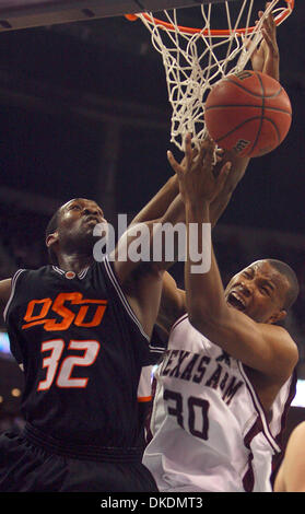 Mar 09, 2007 - Oklahoma City, OK, Stati Uniti d'America - Oklahoma State DAVID MONDS e Texas A&M'S JOSEPH JONES battaglia per un rimbalzo durante la prima metà azione Venerdì 9 Marzo 2007 durante la Phillips 2007 66 12 grandi di pallacanestro degli uomini di quarti di finale di campionato al Ford Center di Oklahoma City, OK. Oklahoma State ha vinto 57-56. (Credito Immagine: © Edward A. Ornelas/San Antonio Express-News/ZUMA Press) Foto Stock
