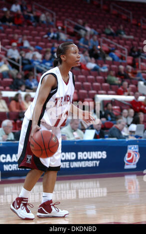 Mar 19, 2007 - Raleigh, SC, Stati Uniti d'America - NCAA College Basketball Tempio Civette (12) ASHLEY Morris come il tempio di gufi battere il Nebraska Cornhuskers 64-61 come apparivano nel primo round del 2007 NCAA Division I Womens torneo di pallacanestro che ha avuto luogo presso il RBC Center situato in Raleigh. (Credito Immagine: © Jason Moore/ZUMA Press) Foto Stock