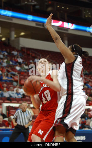 Mar 19, 2007 - Raleigh, SC, Stati Uniti d'America - NCAA College Basketball Nebraska Cornhuskers (40) CORY MONTGOMERY guarda a rendere un cestello come il tempio di gufi battere il Nebraska Cornhuskers 64-61 come apparivano nel primo round del 2007 NCAA Division I Womens torneo di pallacanestro che ha avuto luogo presso il RBC Center situato in Raleigh. (Credito Immagine: © Jason Moore/ZUMA Press) Foto Stock