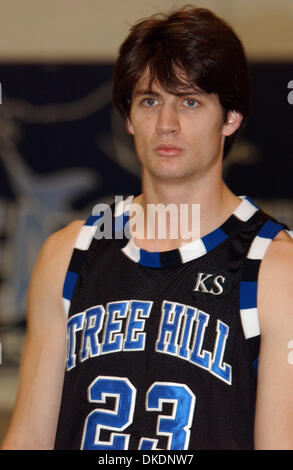 Mar 24, 2007 - Wilmington, NC, Stati Uniti d'America - attore James Lafferty fa la sua comparsa in One Tree Hill carità gioco di basket a beneficio di Wilmington YMCA, Cape Fear Devils Scholorship fondo, e Miss Hannah Smith che soffre di cerebal quadriplegic palsey. Il gioco ha avuto luogo il centro di Schwartz con oltre 3 mila presenze, qualche viaggio lontano come la Thailandia. (Credito immagine: Foto Stock