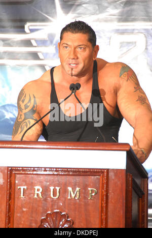 Mar 28, 2007 - New York, NY, STATI UNITI D'AMERICA - BATISTA al Trump e World Wrestling News Conferenza per Wrestlemania 23 al Trump Tower a New York City. (Credito Immagine: © Jeffrey Geller/ZUMA Press) Foto Stock