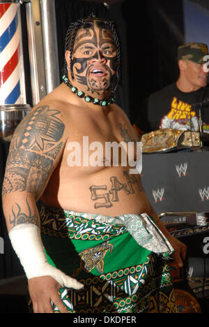 Mar 28, 2007 - New York, NY, STATI UNITI D'AMERICA - UMAGA al Trump e World Wrestling News Conferenza per Wrestlemania 23 al Trump Tower a New York City. (Credito Immagine: © Jeffrey Geller/ZUMA Press) Foto Stock