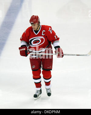 Mar 30, 2007 - Raleigh, NC, Stati Uniti d'America - NHL Hockey: Carolina Hurricanes (17) asta BRIND AMOUR come il Tampa Bay Lightning beat Carolina Hurricanes 4-2 come hanno giocato la RBC Center situato in Raleigh. (Credito Immagine: © Jason Moore/ZUMA Press) Foto Stock