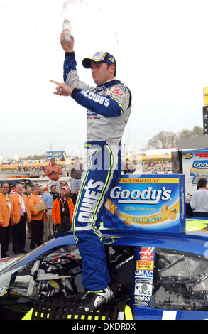 Apr 01, 2007 - Martinsville, VA, Stati Uniti d'America - Nextel Cup. Il pilota Jimmie Johnson driver del Lowes Chevrolet festeggia dopo aver vinto il Goody Cool Orange 500 Nextel gara in Martinsville Speedway. (Credito Immagine: © Jason Moore/ZUMA Press) Foto Stock