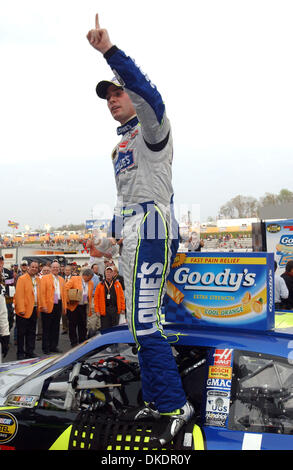 Apr 01, 2007 - Martinsville, VA, Stati Uniti d'America - Nextel Cup. Il pilota Jimmie Johnson driver del Lowes Chevrolet festeggia dopo aver vinto il Goody Cool Orange 500 Nextel gara in Martinsville Speedway. (Credito Immagine: © Jason Moore/ZUMA Press) Foto Stock