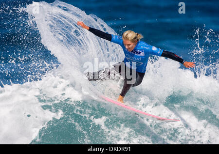 Apr 04, 2007 - Bells Beach, Australia - STEPHANIE GILMORE (Aus) è passante per i quarti di finale dopo una grande rotonda calore tre conquistare Claire Bevilacqua (Aus). Gilmore dovrà affrontare il Chelsea siepi (Aus) in un attesissimo quarto scontro finale. (Credito Immagine: © Steve Robertson/ASP-Coperto Immagini/ZUMA Press) Foto Stock