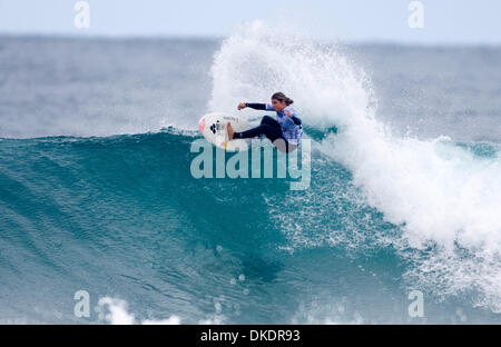 Apr 04, 2007 - Bells Beach, Australia - SOFIA MULANOVICH (Perù) gode di un pulito di Bells Beach a muro sul suo modo di vincere il suo turno di un calore sconfiggere Layne Beachley (Aus) e Rochelle Ballard (Haw). (Credito Immagine: © Steve Robertson/ASP-Coperto Immagini/ZUMA Press) Foto Stock