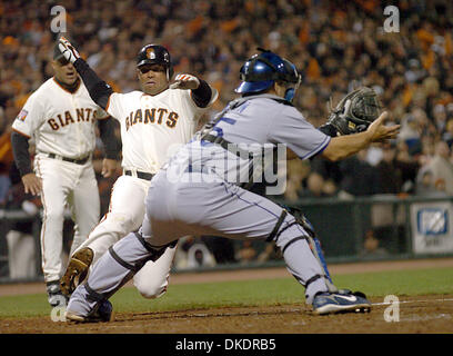 Apr 06, 2007 - San Francisco, CA, Stati Uniti d'America - Baseball MLB: San Francisco Giants' PEDRO FELIZ (sinistra) scorre in casa mentre Los Angeles Dodgers catcher RUSSEL MARTIN si prepara a lanciare durante la quinta inning della loro Major League Baseball gioco di AT&T Park. Feliz è stato chiamato a casa. Il Los Angeles Dodgers battere i San Francisco Giants 2-1 nelle notti di venerdì gioco. (Credito Immagine: © De Foto Stock