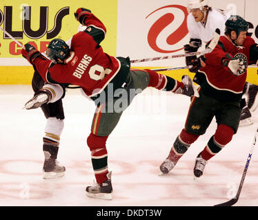 Aprile 15, 2007- Xcel Center, St. Paul, MN - Tutti e sette i giochi tra le anatre di Anaheim e Minnesota Wild in questa stagione sono state decise da un unico obiettivo. Le anatre che hanno il bordo, sebbene, dopo aver utilizzato un dominante, soffocamento di difesa e superior speciale team di prendere un 3-0 portano il Wild in questo Congresso occidentale quarterfinal. Andy McDonald segnato presto, Rob Niedermayer segnato lat Foto Stock