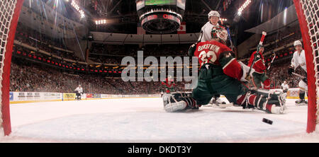 Aprile 15, 2007- Xcel Center, St. Paul, MN - Tutti e sette i giochi tra le anatre di Anaheim e Minnesota Wild in questa stagione sono state decise da un unico obiettivo. Le anatre che hanno il bordo, sebbene, dopo aver utilizzato un dominante, soffocamento di difesa e superior speciale team di prendere un 3-0 portano il Wild in questo Congresso occidentale quarterfinal. Andy McDonald segnato presto, Rob Niedermayer segnato lat Foto Stock