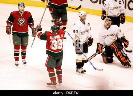 Aprile 15, 2007- Xcel Center, St. Paul, MN - Tutti e sette i giochi tra le anatre di Anaheim e Minnesota Wild in questa stagione sono state decise da un unico obiettivo. Le anatre che hanno il bordo, sebbene, dopo aver utilizzato un dominante, soffocamento di difesa e superior speciale team di prendere un 3-0 portano il Wild in questo Congresso occidentale quarterfinal. Andy McDonald segnato presto, Rob Niedermayer segnato lat Foto Stock