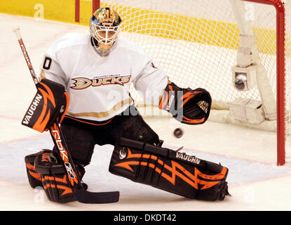 Aprile 15, 2007- Xcel Center, St. Paul, MN - Tutti e sette i giochi tra le anatre di Anaheim e Minnesota Wild in questa stagione sono state decise da un unico obiettivo. Le anatre che hanno il bordo, sebbene, dopo aver utilizzato un dominante, soffocamento di difesa e superior speciale team di prendere un 3-0 portano il Wild in questo Congresso occidentale quarterfinal. Andy McDonald segnato presto, Rob Niedermayer segnato lat Foto Stock