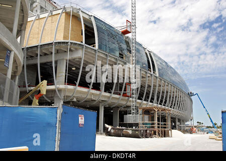 Apr 18, 2007 - Davie, FL, Stati Uniti d'America - prosegue la costruzione sul livello del Club di Dolphin Stadium mercoledì. Questa fase attuale della costruzione comprende la creazione del livello di club, in aggiunta al VIP hall e servizi igienici nella Plaza livello, la 200 e 300 livello spalti, nonché l'infrastruttura per il supporto futuro costruire-out del 100 e 400 livelli. (Immagine di credito Foto Stock