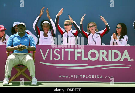 Apr 22, 2007 - Delray Beach, FL, Stati Uniti d'America - i membri degli STATI UNITI D'AMERICA Fed Cup team allietare su Vania KING domenica antecedente alla sua corrispondenza con Kirsten Flipkens del Belgio al Delray Beach Tennis Center.(Immagine di credito: © Damon Higgins/Palm Beach post/ZUMA Premere) Restrizioni: USA diritti tabloid fuori! Foto Stock