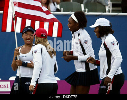 Apr 22, 2007 - Delray Beach, FL, Stati Uniti d'America - i membri degli STATI UNITI D'AMERICA Fed Cup team (l a r) Vania KING, Lisa RAYMOND, Venus WILLIAMS E SERENA WILLIAMS celebrare dopo re sconfitto Kirsten Flipkens del Belgio Domenica al Delray Beach Tennis Center. (Credito Immagine: © Damon Higgins/Palm Beach post/ZUMA Premere) Restrizioni: USA diritti tabloid fuori! Foto Stock