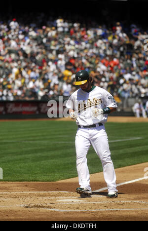 Apr 29, 2007 - Oakland, CA, Stati Uniti d'America - ERIC CHAVEZ, attraversa la piastra home dopo aver colpito un homer contro Tampa Bay. (Credito Immagine: © Joanna Jhanda/Contra Costa Times/ZUMA Premere) Restrizioni: USA diritti tabloid fuori! Foto Stock