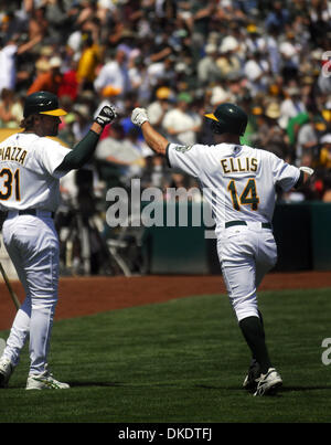 Apr 29, 2007 - Oakland, CA, Stati Uniti d'America - Mark Ellis celebra un homerun nelle prime fasi di gioco contro Tampa Bay in McAfee Coliseum. (Credito Immagine: © Joanna Jhanda/Contra Costa Times/ZUMA Premere) Restrizioni: USA diritti tabloid fuori! Foto Stock