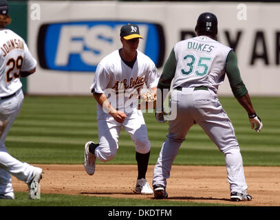 Apr 29, 2007 - Oakland, CA, Stati Uniti d'America - Tampa Bay's Elia duchi rimane impigliato in una salamoia e Mark Ellis del la rende la. (Credito Immagine: © Joanna Jhanda/Contra Costa Times/ZUMA Premere) Restrizioni: USA diritti tabloid fuori! Foto Stock