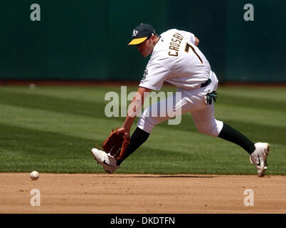 Apr 29, 2007 - Oakland, CA, Stati Uniti d'America - BOBBY CROSBY miss giudici la palla e manca il fuori al primo contro Tampa Bay in McAfee Coliseum. (Credito Immagine: © Joanna Jhanda/Contra Costa Times/ZUMA Premere) Restrizioni: USA diritti tabloid fuori! Foto Stock