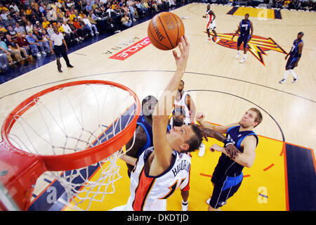 Apr 29, 2007 - Oakland, CA, Stati Uniti d'America - Golden State Warriors Andris Biedrins agguanta un rimbalzo contro Dallas Mavericks nel primo trimestre durante il loro primo round di gioco di spareggio in Oracle Arena di Oakland domenica. (Credito Immagine: © Sean Connelley/Oakland Tribune/ZUMA Premere) Restrizioni: USA diritti tabloid fuori! Foto Stock