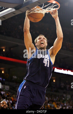 Apr 29, 2007 - Oakland, CA, Stati Uniti d'America - Dallas Mavericks Dirk Nowitzki schiacciate la sfera contro la Golden State Warriors nel primo trimestre durante il loro primo round di gioco di spareggio in Oracle Arena di Oakland domenica. (Credito Immagine: © D. Ross Cameron/Oakland Tribune/ZUMA Premere) Restrizioni: USA diritti tabloid fuori! Foto Stock