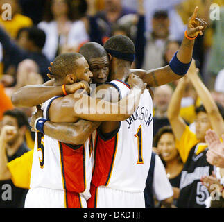 Apr 29, 2007 - Oakland, CA, Stati Uniti d'America - The Warriors Baron Davis (sinistra) festeggia con i compagni di squadra Mickael Pietrus (centro) e Stephen Jackson dopo la loro vittoria su Dallas Mavericks domenica. (Credito Immagine: © Aric Crabb/Oakland Tribune/ZUMA Premere) Restrizioni: USA diritti tabloid fuori! Foto Stock