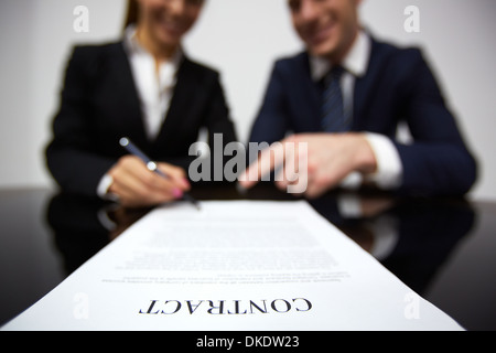 Immagine di mani umane durante la firma contratto Foto Stock