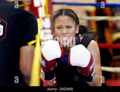 Maggio 06, 2007 - Oakland, CA, Stati Uniti d'America - Ana 'l' uragano Julaton si è classificato quarto numero negli Stati Uniti Ha combattuto contro il numero uno in classifica peso piuma Ronica Jeffrey di New York sabato 5 maggio 2007 in Berkeley. Jeffrey ha vinto cinque round decisione su Julaton. FILE foto: apr. 25, 2007. ANA JULATON di Berkeley opere fuori con il suo allenatore Aman Gellon presso il West Wind palestra di Berkeley. ( Foto Stock