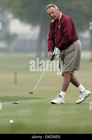 12 maggio 2007 - Atlantis, FL, Stati Uniti d'America - Florida State University football head coach BOBBY orologi BOWDEN il suo putt durante il 2007 Bobby/Bowden FSU Credit Union Golf Classic presso Atlantis Country Club sabato mattina. L'evento, organizzato da Palm Beach County Club Seminole, in primo piano a quattro persone, scramble e prestazioni atletiche di università borse di studio. (Credito Immagine: © Richard Graul Foto Stock