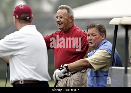 12 maggio 2007 - Atlantis, FL, Stati Uniti d'America - Florida State University football head coach BOBBY medio BOWDEN, ride con suo figlio TERRY BOWDEN, diritto, durante il 2007 Bobby/Bowden FSU Credit Union Golf Classic presso Atlantis Country Club sabato mattina. L'evento, organizzato da Palm Beach County Club Seminole, in primo piano a quattro persone, scramble e benefici università borse di studio atletica Foto Stock