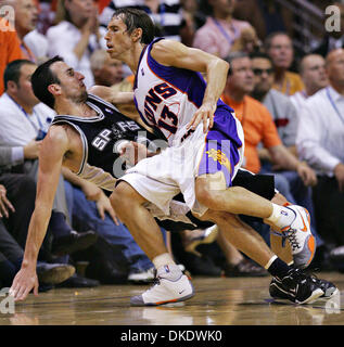 17 maggio 2007 - Phoenix, AZ, Stati Uniti d'America - Spurs Manu Ginobili è imbrattata di Suns Steve Nash su un tentativo di threepoint durante il gioco 5 presso l'U.S. Airways Center. Gli speroni vincere 88-85 al quinto gioco della loro best-of-sette, secondo round della serie di spareggio. (Credito Immagine: © Bahram Mark Sobhani/San Antonio Express-News/ZUMA Premere) Restrizioni: noi Tabloid Sales OUT! SAN ANTONIO e SEATTLE NEWS PAPER Foto Stock