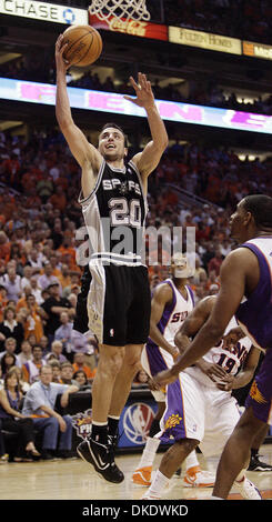 17 maggio 2007 - Phoenix, AZ, Stati Uniti d'America - contrafforti' Manu Ginobili germogli durante il gioco 5 presso l'U.S. Airways Center. Gli speroni vincere 88-85 al quinto gioco della loro best-of-sette, secondo round della serie di spareggio. (Credito Immagine: © Bahram Mark Sobhani/San Antonio Express-News/ZUMA Premere) Restrizioni: noi Tabloid Sales OUT! SAN ANTONIO e SEATTLE GIORNALI fuori! Foto Stock