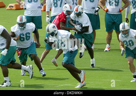 18 maggio 2007 - Davie, FL, Stati Uniti d'America - Miami Dolphins Quarterback CLEO LEMON Hands off a Ronnie Brown durante il camp mini pratica venerdì in Davie.(Immagine di credito: © Bill Ingram/Palm Beach post/ZUMA Premere) Restrizioni: USA diritti tabloid fuori! Foto Stock